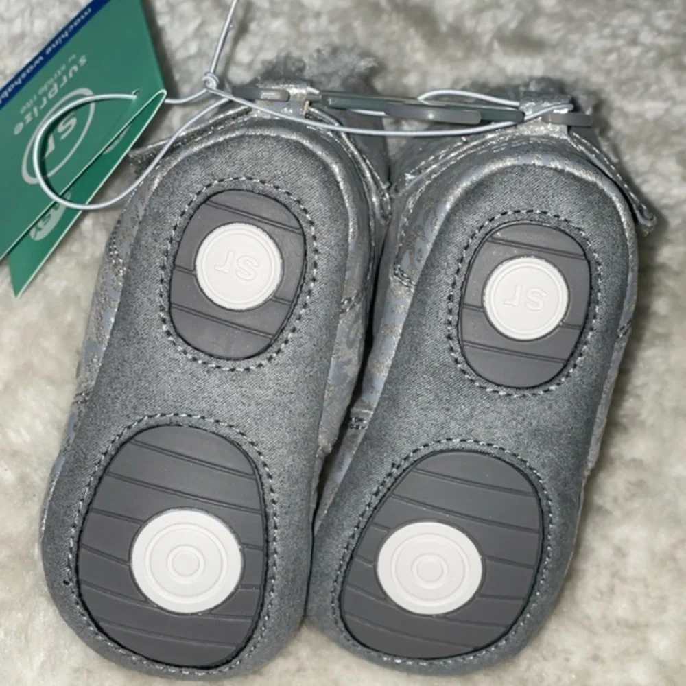 Baby girl Surprize by Stride Rite‎ Silver/Winter Faux Fur Boots size (6/12 M)